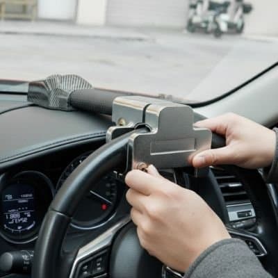 antivol-voiture-main-installe