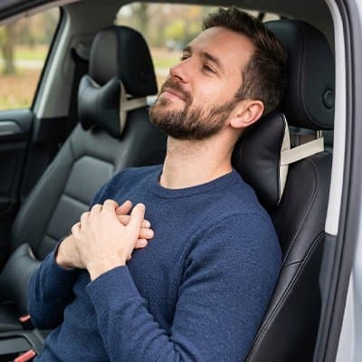 oreiller-de-voyage-homme-conduit