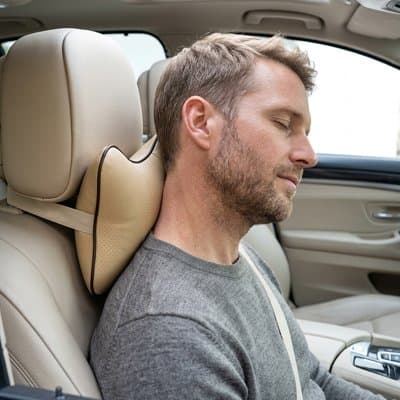 oreiller-de-voyage-homme-dorme-confortablement