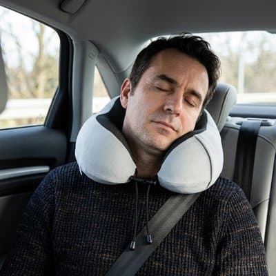 Oreiller de voyage homme dorme