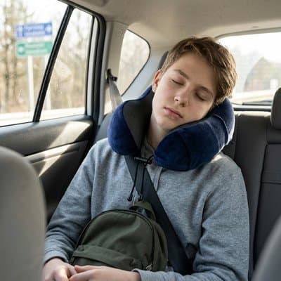 oreiller-de-voyage-passager-dorme