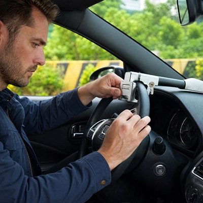 Antivol voiture personne devrouille son volant