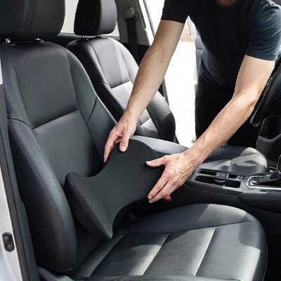 coussin-voiture-main-homme