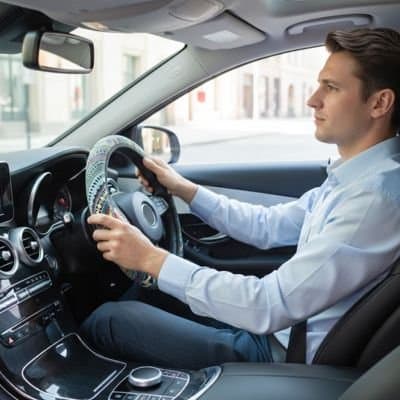 couvre-volant-personne-assise-voiture