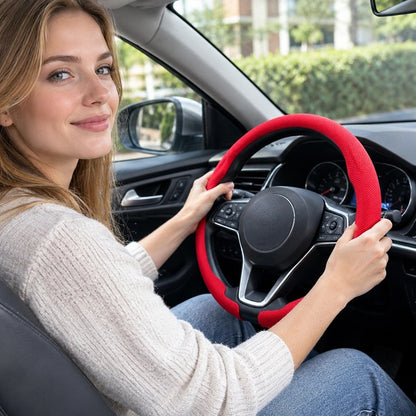 Couvre volant rouge et femme dans sa voiture