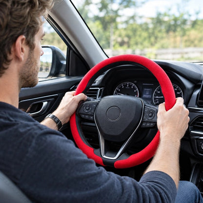Couvre volant rouge et un homme conduit
