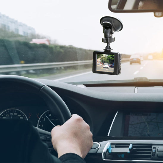 dashcam voiture main tient volant