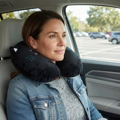 femme utilise oreiller de voyage