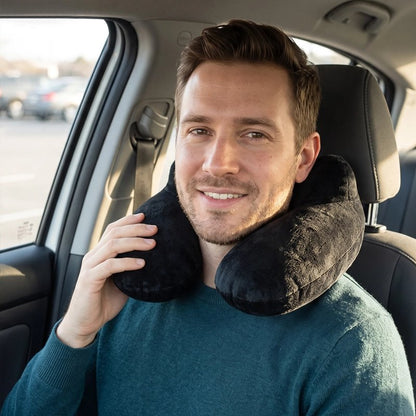 homme avec oreiller de voyage en voiture