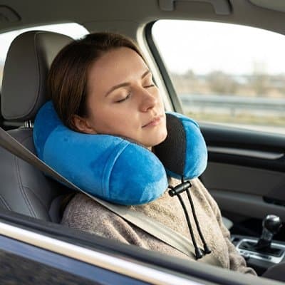 oreiller-de-voyage-femme-dorme-avec