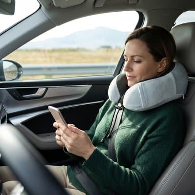Oreiller de voyage femme utilise phone