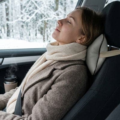 oreiller-de-voyage-femme-voiture-repos