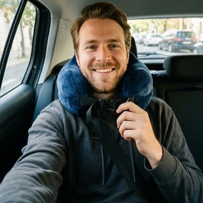 Oreiller de voyage homme souriant