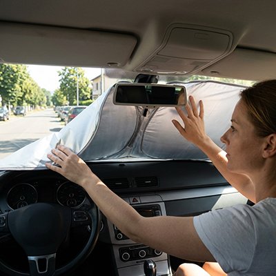 par-soleil-voiture-femme-demonte