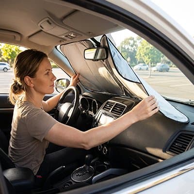 par-soleil-voiture-femme-installe