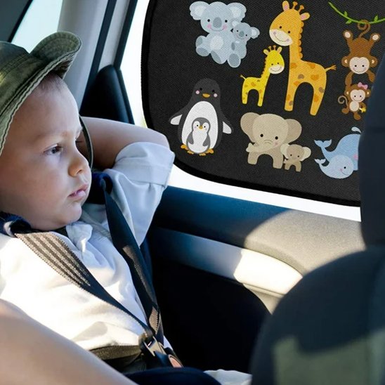 Pare-soleil voiture bébé regarde par dehors