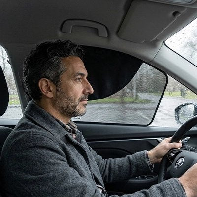 pare-soleil-voiture-homme-conduit