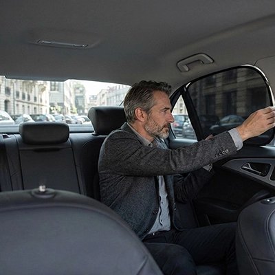 Pare-soleil voiture homme installé