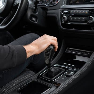 pommeau-de-vitesse-homme-conduit