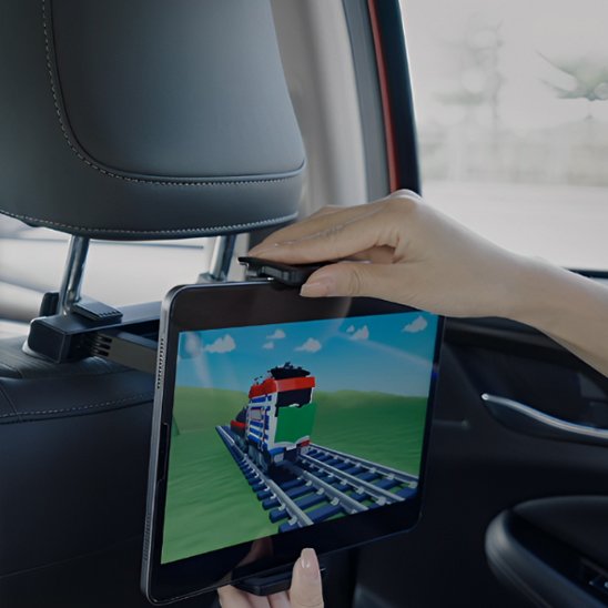 Support tablette voiture femme installé