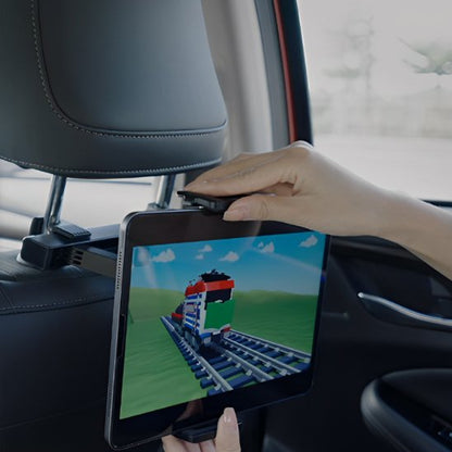 Support tablette voiture femme installé