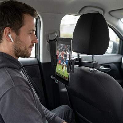 support-tablette-voiture-homme-regarde-film