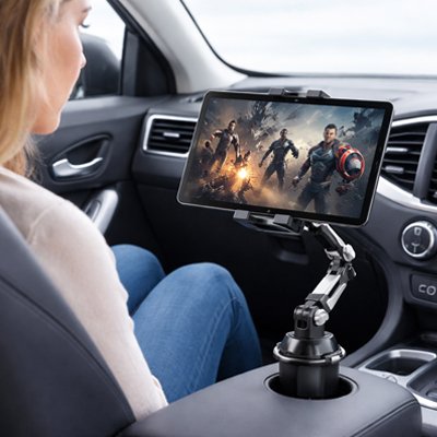 Support voiture passager regarde tablette