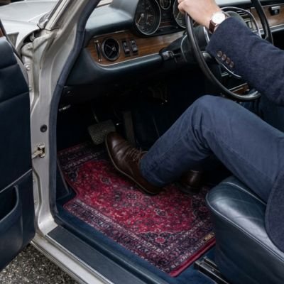 tapis-de-sol-pour-voiture-personne-repose