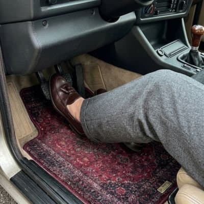 tapis-de-sol-pour-voiture-pieds-chaussures
