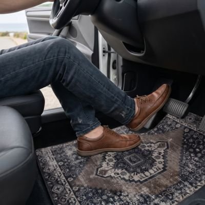 tapis-de-sol-voiture-pied-dessus
