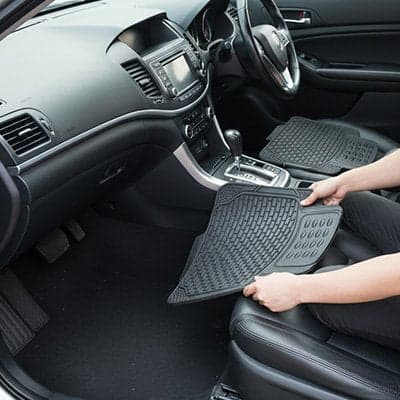 Tapis voiture personne pose